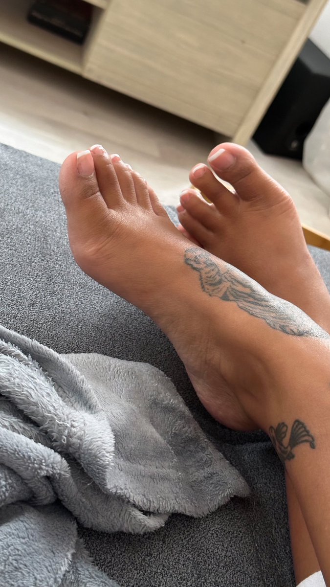 asiantattoofeet's tweet photo. Je m’ennuie…. Qui est dispo pour eux ? https://t.co/9ueV2bmVTc