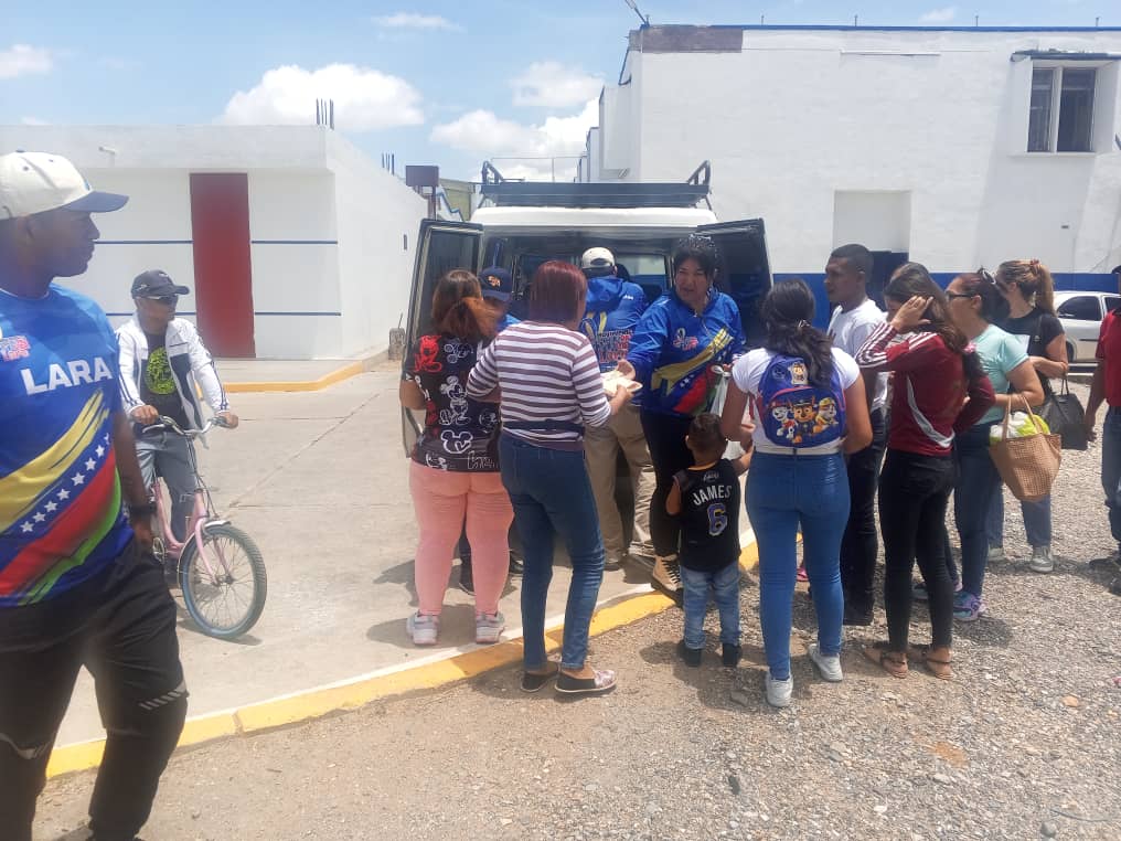 Que alegría poder sumar durante el proceso de salud de las familias larenses. Hoy desde el seguro Pastor Oropeza ubicado en barquisimeto estado Lara compartimos con familiares de pacientes. 
¡Dios los bendiga!
<a href="/NicolasMaduro/">Nicolás Maduro</a>
<a href="/vargas_mimou/">Alexander Mimou Vargas</a>
<a href="/AdolfoP_Oficial/">Adolfo Pereira Gobernador</a>
#TriunfaLaEsperanza