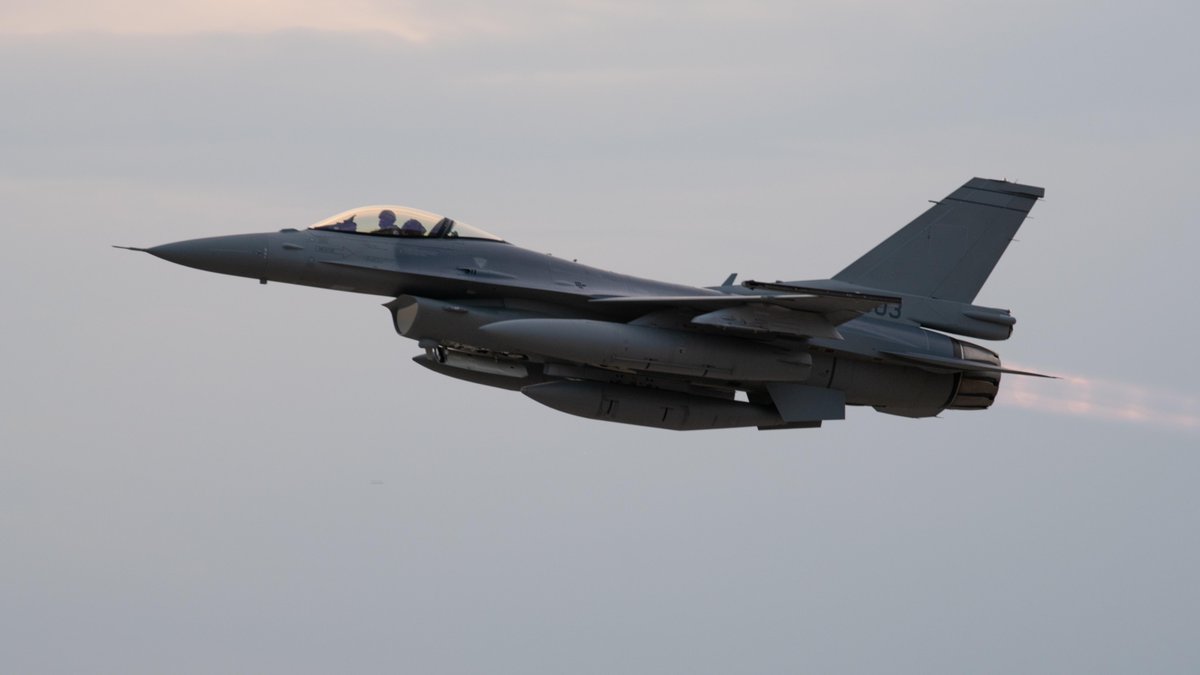 NationalGuardIN's tweet photo. An F-16 Fighting Falcon aircraft lands on Malacky Air Base, Slovakia, July 22, 2024. The aircraft were flown by U.S. Air Force pilots and were the first F-16s to be delivered from Lockheed Martin to Slovakia. ( 📸 Tech. Sgt. David Sherman) https://t.co/uw5SuIViZr