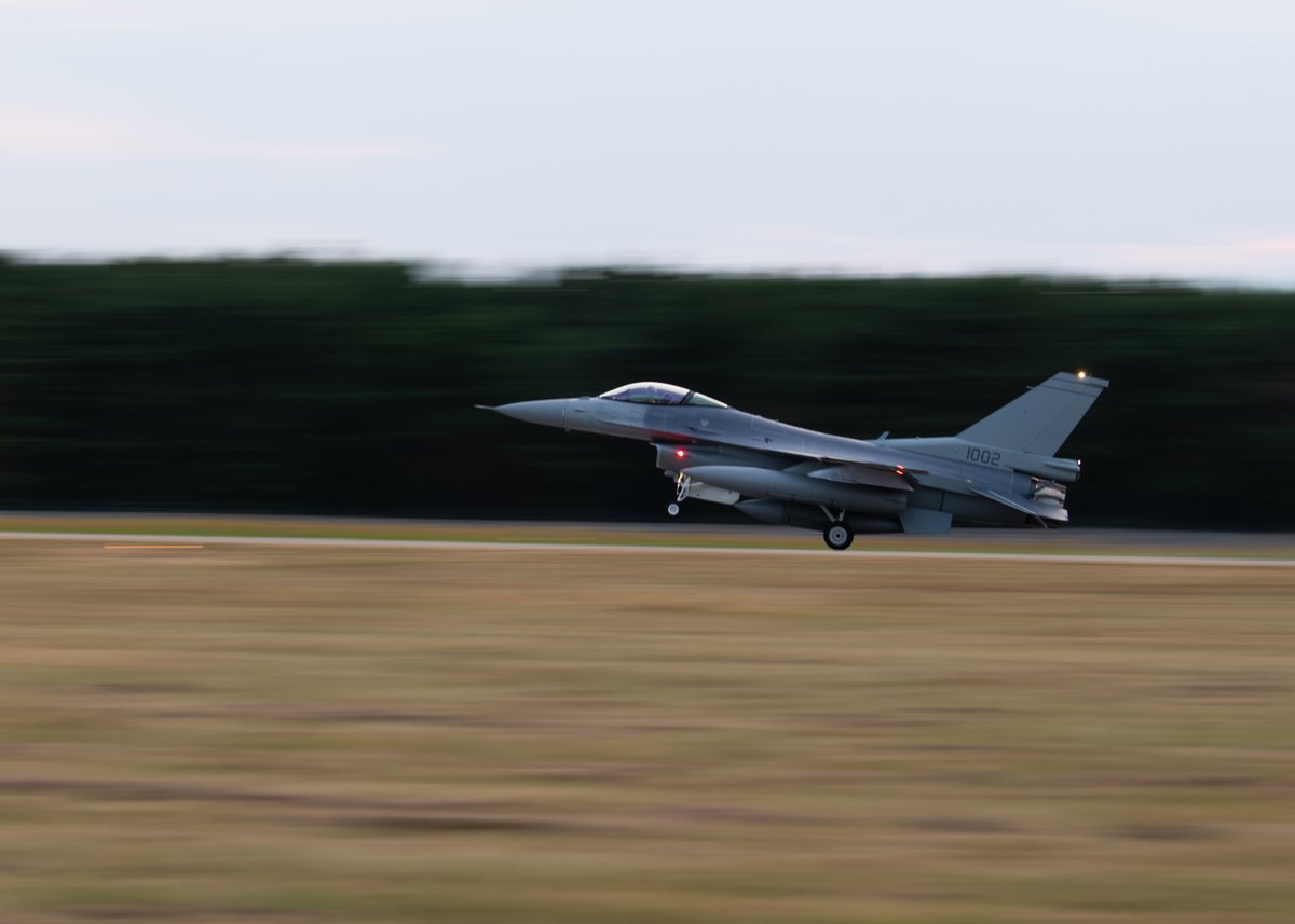 NationalGuardIN's tweet photo. An F-16 Fighting Falcon aircraft lands on Malacky Air Base, Slovakia, July 22, 2024. The aircraft were flown by U.S. Air Force pilots and were the first F-16s to be delivered from Lockheed Martin to Slovakia. ( 📸 Tech. Sgt. David Sherman) https://t.co/uw5SuIViZr