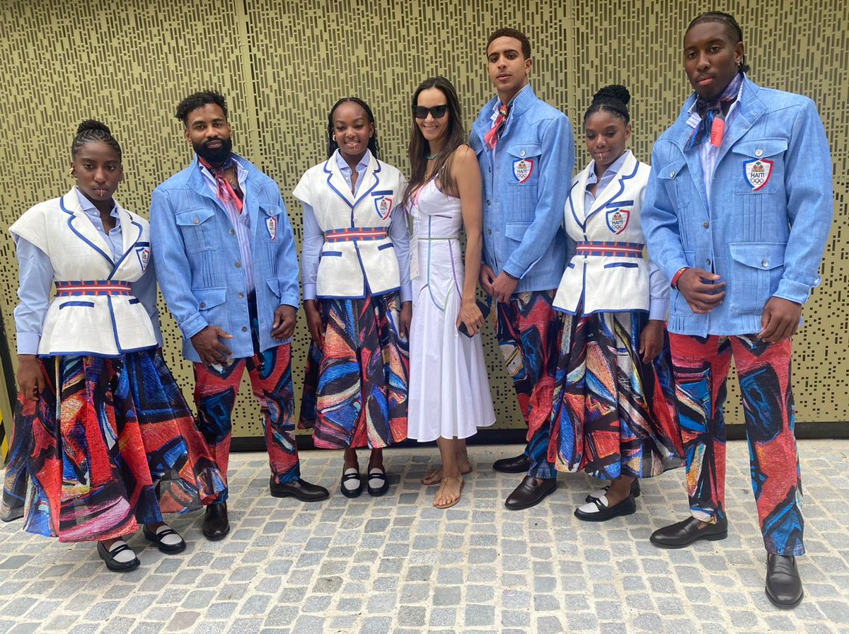 Frantzduval's tweet photo. 6 des athlètes haïtiens en grand uniforme prennent une photo avec la designer Stella Jean quelques minutes avant le début de la cérémonie d'ouverture des Jeux Olympiques de Paris 2024 https://t.co/nztBseCGPs