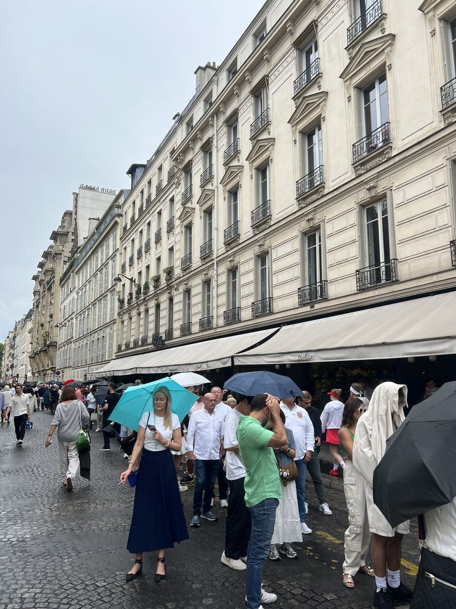 katebingham2's tweet photo. Comically incompetent!! Thousands of police and stationary queues. You could not make it up. Where is Mr. Bean when we need him? #OpeningCeremony https://t.co/wGV8PkqFqu