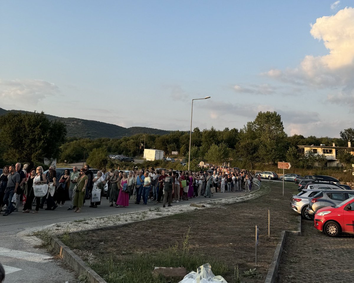 Η ουρα για το θέατρο μια ώρα πριν #ΔΩΔΩΝΗ