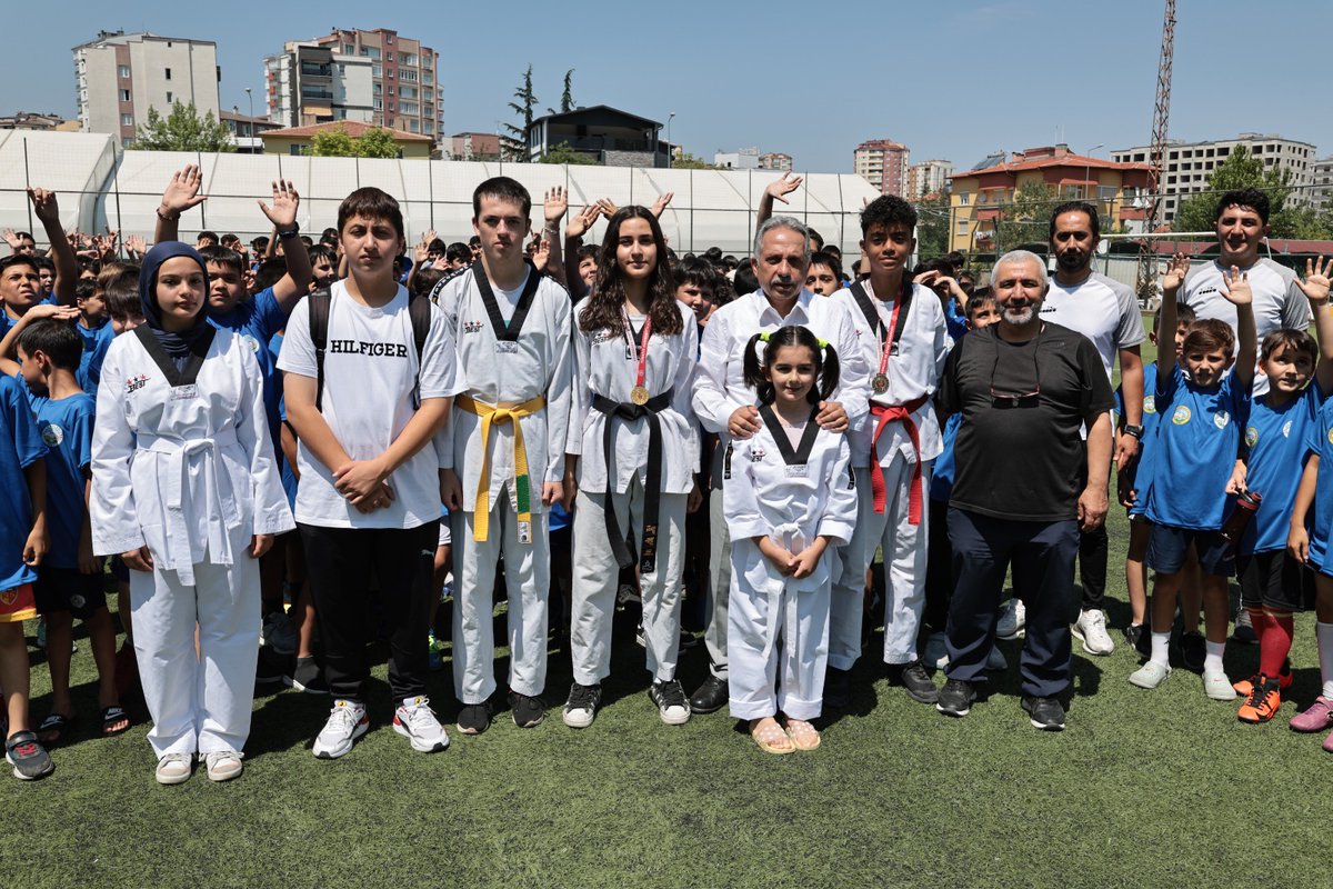Salihcelikk38's tweet photo. Talas belediyesi Talas gücü Belediye spor Yaz Kursları açılışını Talas belediyesi başkanı Sayın Mustafa YALÇIN, başkan yardımcısı Ali Küçükoğlu, belediye ve halkın   katılımıyla gerçekleştirdik.
Desteklerinden dolayı Mustafa YALÇIN beyefendiye teşekkür ederiz. @OA_BAK https://t.co/KcZm6eAnik