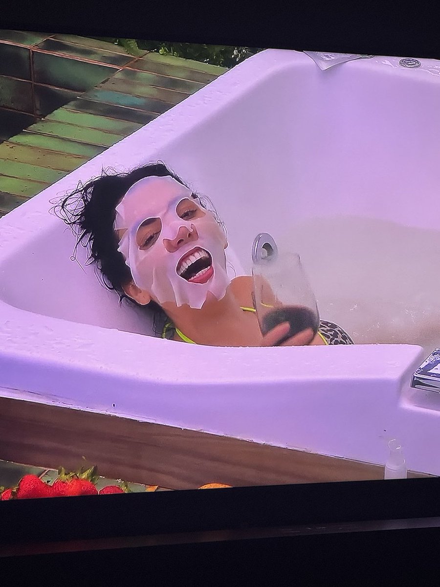 UnTalFredo's tweet photo. Imagínate estar hablando mal de mí mientras yo ando a la ri y ri 🤣 #LaCasaDeLosFamososMexico #LaCasaDeLosFamososMx team Karime https://t.co/nnmLbAEnuI