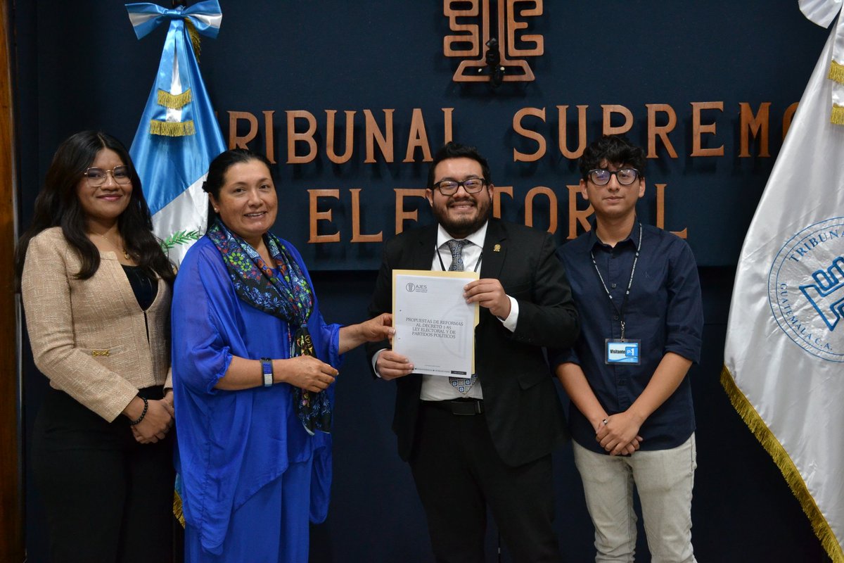TSEGuatemala's tweet photo. La presidenta del Tribunal Supremo Electoral (TSE), Blanca Alfaro, se reunió con representantes de la Academia Jurídica de Estudios Superiores, quienes expusieron propuestas para  continuar fortaleciendo el sistema democrático del país. https://t.co/7uV8wnBO0j