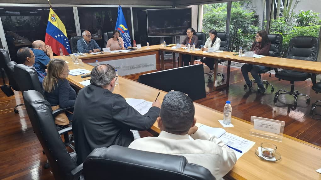 Enfatizando la importancia de la educación como un derecho humano fundamental y un deber social.