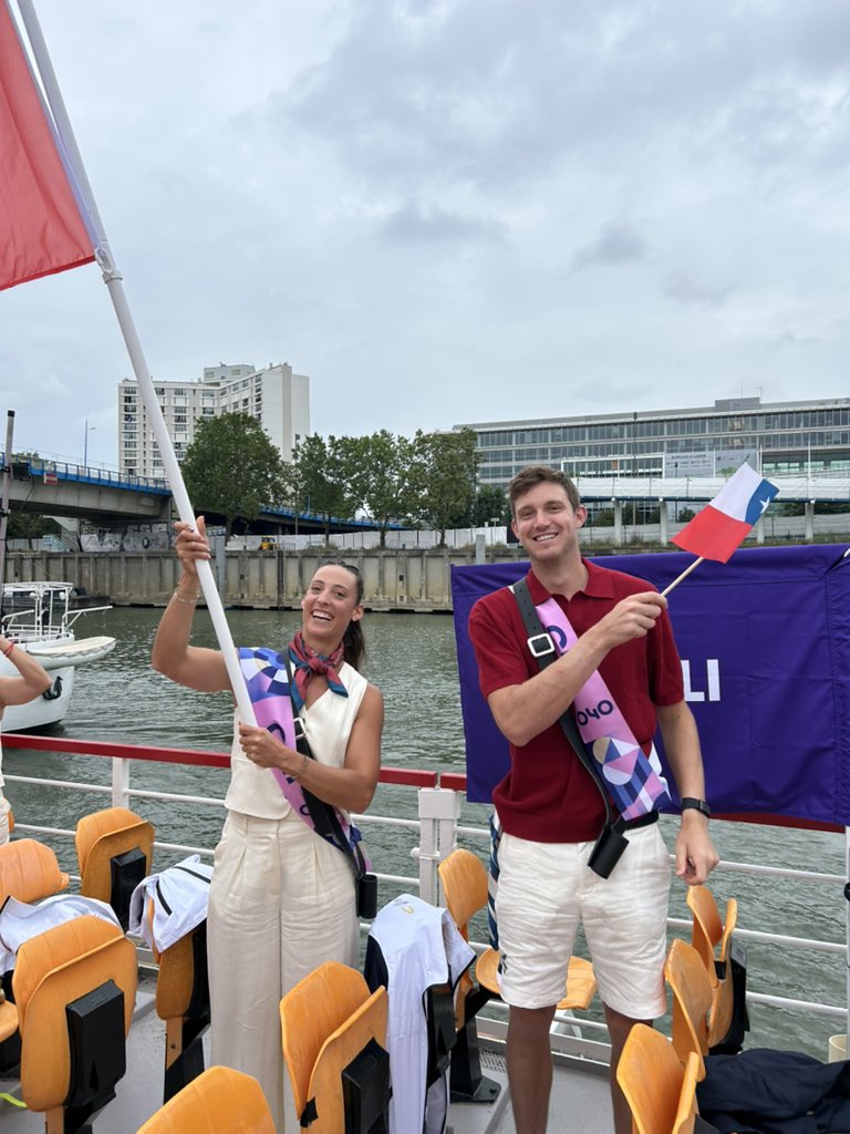 TeamChile_COCH's tweet photo. 🛥️ ¡ELEVEN ANCLAS! 🛥️

Nuestro barco (!) ya se mueve por el Río Sena 🇫🇷, donde participaremos de la Ceremonia Inaugural de los Juegos Olímpicos 🥹.

Anto y Nico ya tienen nuestra bandera 🇨🇱 y una banderita extra 😅.

#VamosTeamChile 🇨🇱 https://t.co/eZuqRfQWyj