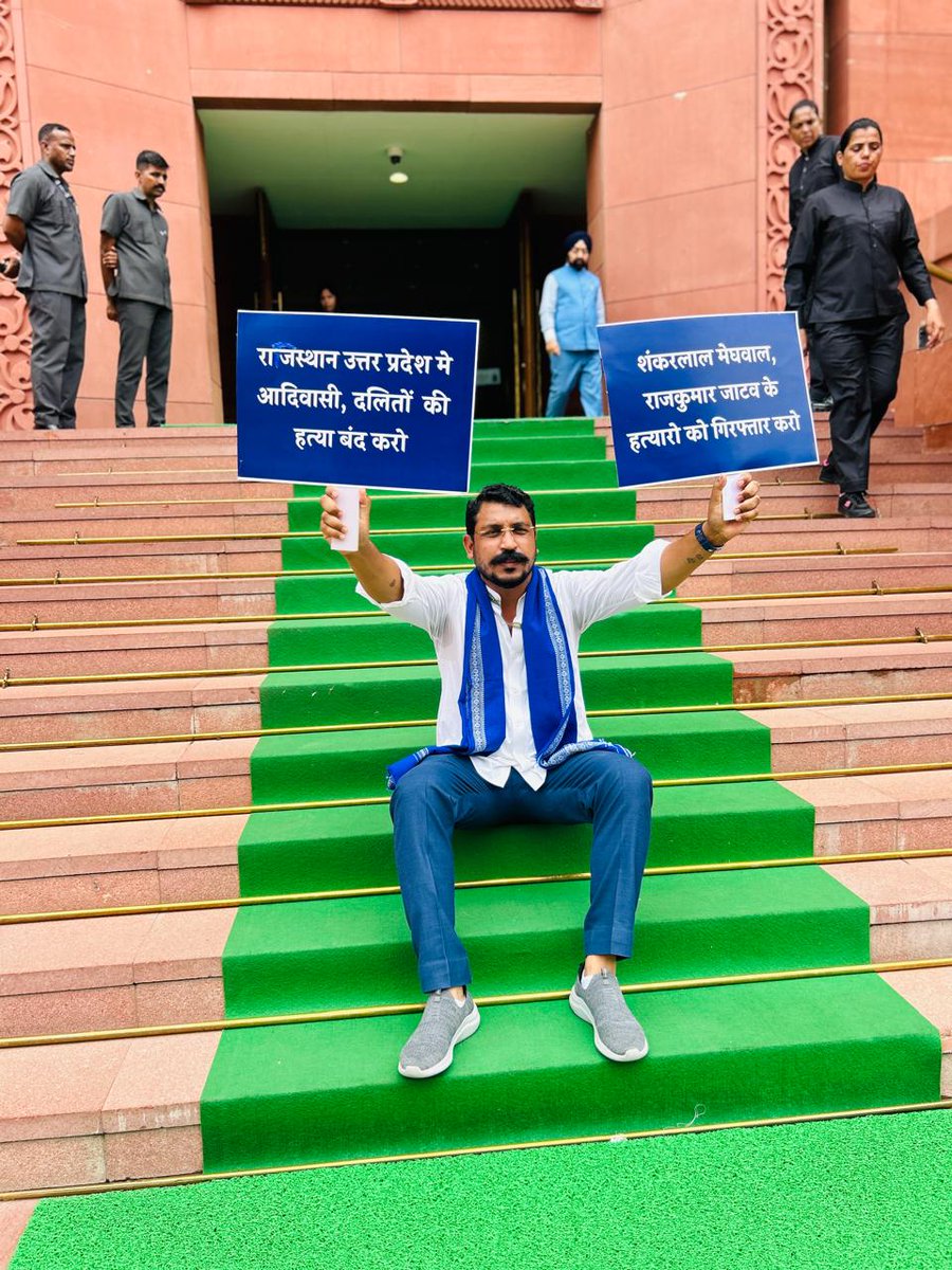 YPBarupal's tweet photo. “तलवारों से काटा जा रहा है,  राजस्थान और उत्तर प्रदेश में...”चंद्रशेखर आजाद रावण

वारदात- राजस्थान के सलूंबर जिले के जावरमाइंस थाना क्षेत्र के अदवास का मामला, घायल पिता उदयपुर रेफर, गांव में भय का वातावरण।
पिता-पुत्र पर तलवार से हमला, शिक्षक बेटे की गर्दन कटी, मौके पर ही मौत। https://t.co/rl2BpZxsMM