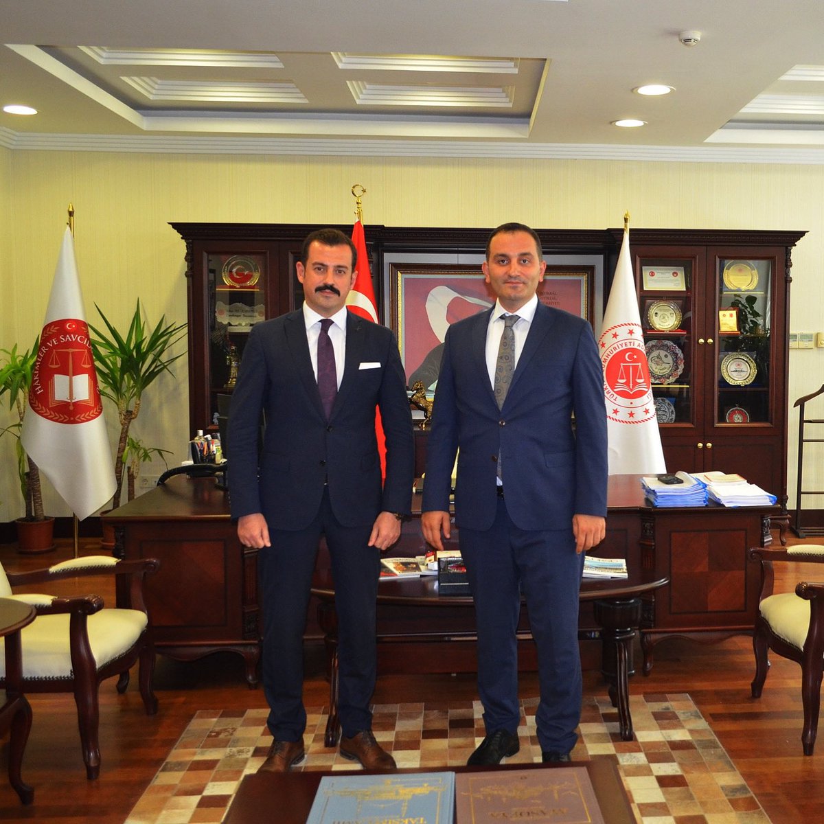 Antalya Cumhuriyet Başsavcılığı görevine atanan Sayın Yakup Ali KAHVECİ beye ziyaret ederek hayırlı olsun dileğinde bulundum. 
Sayın Başsavcımıza görevinde kolaylıklar diliyorum, nazik misafirperverliği için teşekkürlerimi arz ediyorum.🇹🇷⚖️