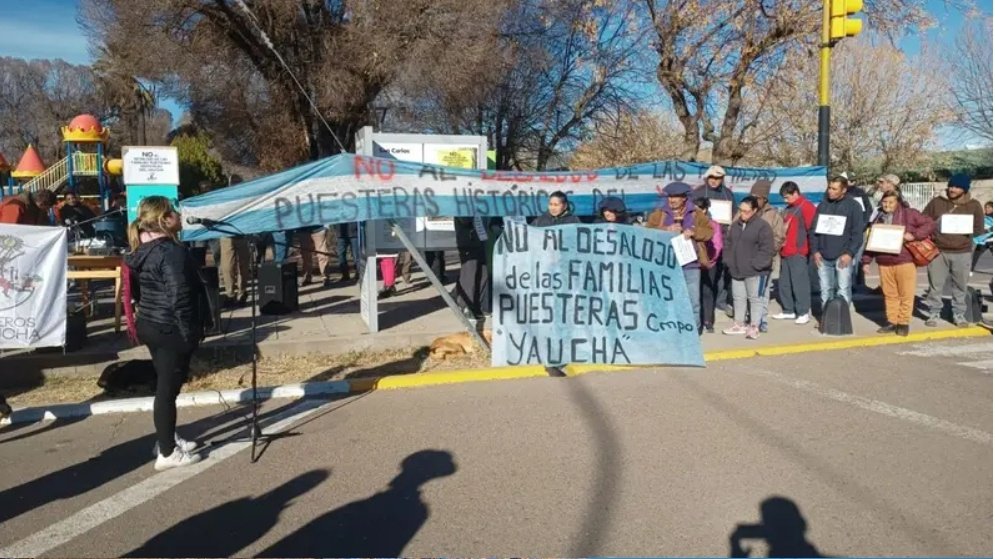 LautaroJimenezB's tweet photo. Continúa la campaña del Ejército Argentino contra las Familias rurales de #Mendoza. Quieren desalojar familias #Puesteros de la Estancia El Yaucha que viven en esas tierras de hace 70 años!
Hoy se realizó una importante protesta en #SanCarlos reclamando frenar los desalojos. https://t.co/6NBII8Xway