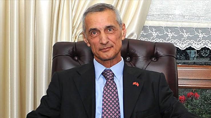ConflictTR's tweet photo. 🔴 Emekli Korgeneral Engin Alan:

Siz Ağrı’da, Batman’da, şurada burada; apo, gerilla diye halay çeken şerefsiz yavşaklara değil TBMM’ye bakın.

▪️DEM denen PKK’nın siyasi ayağı, ihanetin merkezi kapatılmadıkça sivri sineklerle savaşırsınız.

▪️Bataklık ise her geçen gün büyür. https://t.co/3V65C7nL71