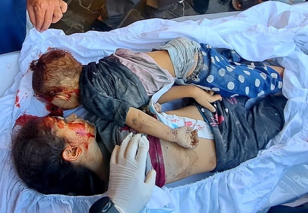 Palestine001_'s tweet photo. Siblings who lived together and left together, in one shroud. https://t.co/ETp7FFJdap