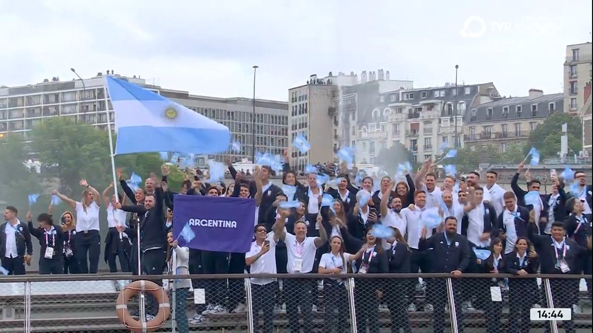 La sonrisa de Luciano De Cecco y Rocío Sánchez Moccia, junto con la hinchada del resto de la delegación (¡que esta barra quilombera no te deja, no te deja de alentar!), te tiene que haber sacado algunas lágrimas

Si no, yo no sé... quizás no te corra sangre por las venas. O tal