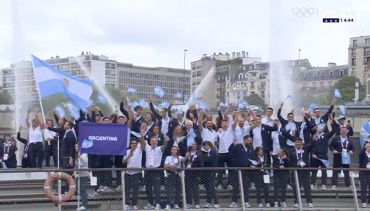 El único país que llega cantando y alentando😎 Llegó el terror de Francia. Vamos Argentina! 🇦🇷 #JJOO #JJOOParis2024 #CeremoniaDeApertura