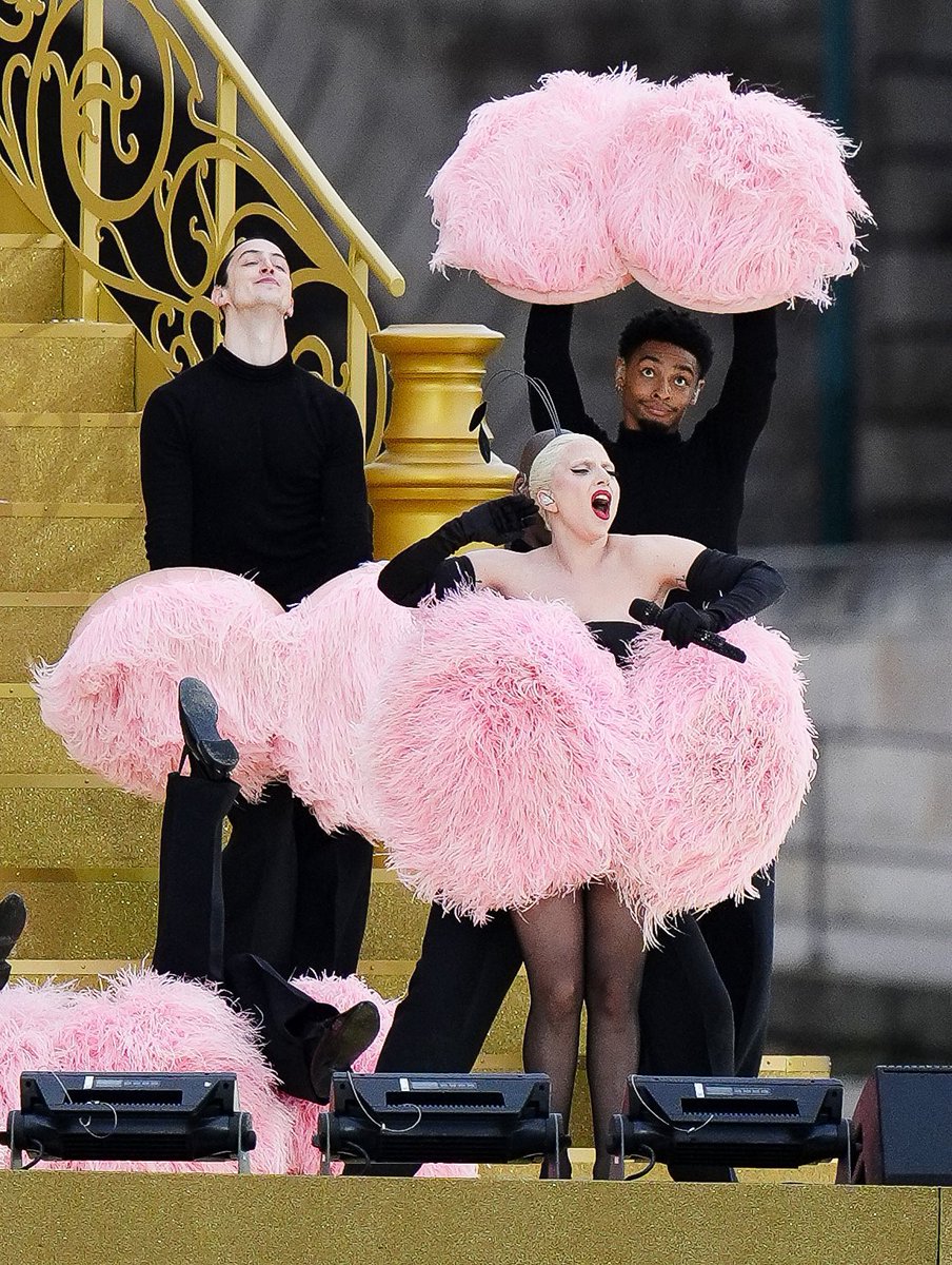Des plumes pour Lady Gaga, en français, très Folies Bergères! 🪶