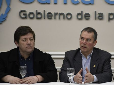 🤝 | Autoridades Nacionales en Santa Cruz: Después de recorrer las localidades se comprometieron a seguir trabajando con el <a href="/_SantaCruzAr/">Gobierno de Santa Cruz</a>.

El JDG y el ministro de Gobierno destacaron la presencia de la comitiva del Gobierno Nacional.

Nota 🔗 bit.ly/3WkzTGc