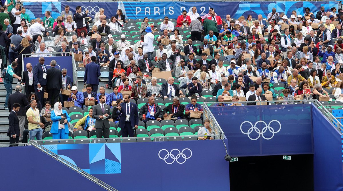 conadeoficial's tweet photo. #JuegosOlímpicos  | Inicia la ceremonia de inauguración de #Paris2024🇫🇷.

El arranque oficial del máximo evento deportivo protagoniza un hecho histórico en la capital francesa al celebrarse, por primera vez, fuera de un estadio. https://t.co/6l0n4efCG1