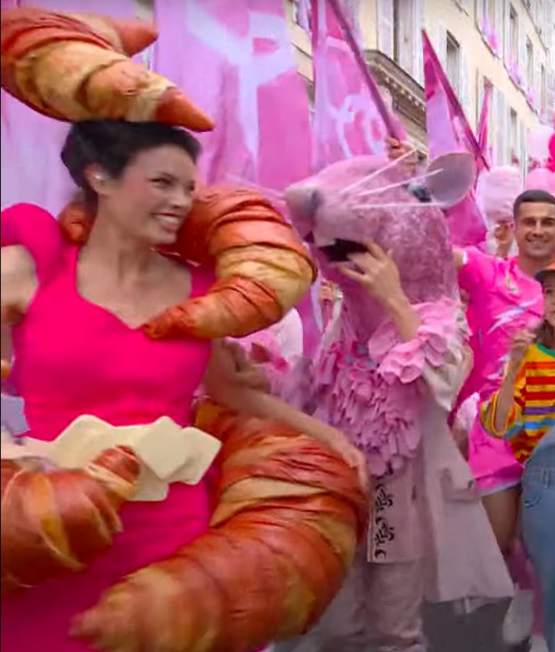saulolimalemos's tweet image. vsf tem uma mulher vestida de croissant e um RATO kkkkkkkkkkkkkkkkkkk e já são melhores que o mascote oficial #Paris2024 #cerimoniadiapertura #CerimôniadeAbertura
