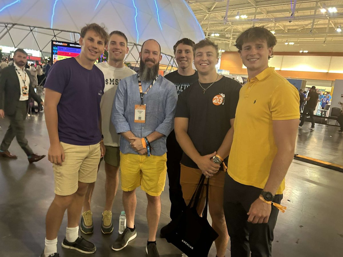 DannyHanlon15's tweet photo. Met one of the most interesting men on earth today @lopp https://t.co/bOkCfoVmEG