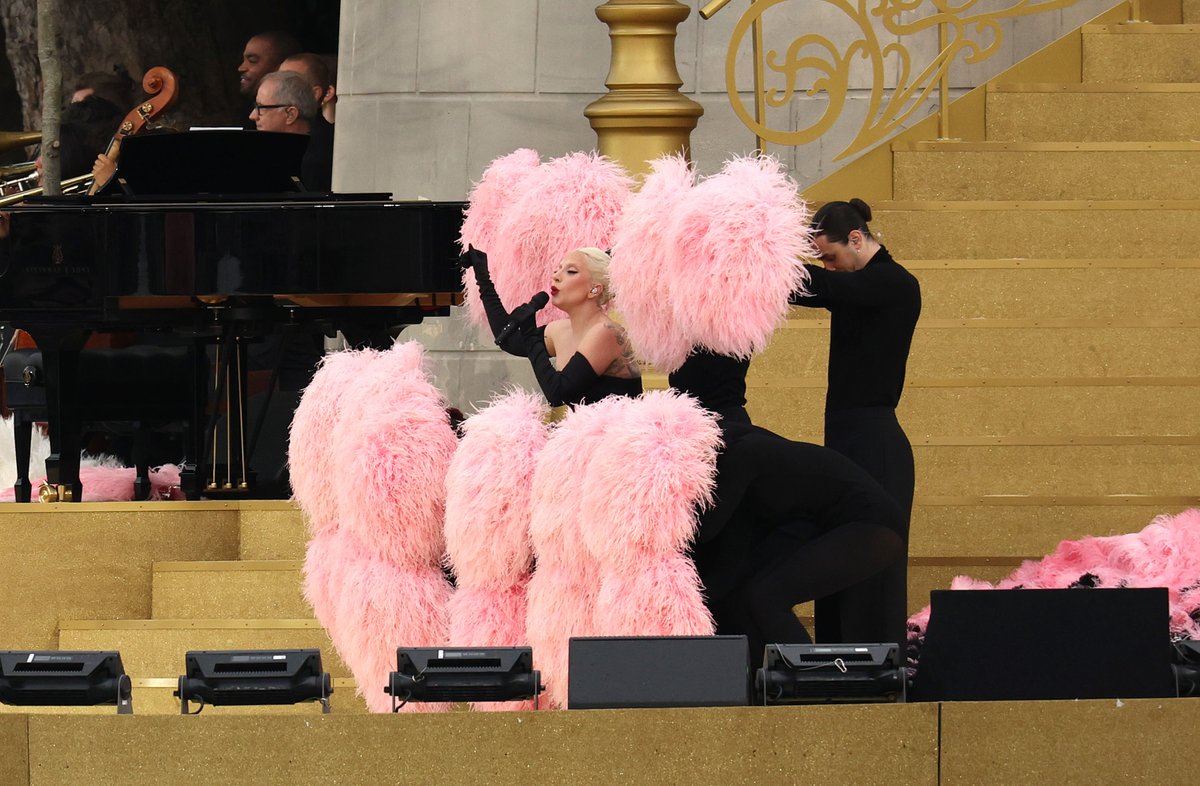 ladygaganownet's tweet photo. Lady Gaga performing "Mon truc en plumes" at the #OlympicGames https://t.co/qVMcpnro3F