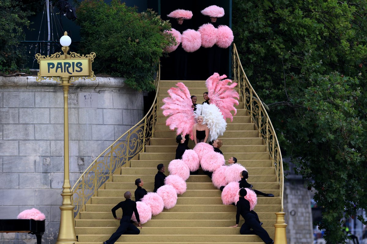 ladygaganownet's tweet photo. Lady Gaga performing "Mon truc en plumes" at the #OlympicGames https://t.co/qVMcpnro3F