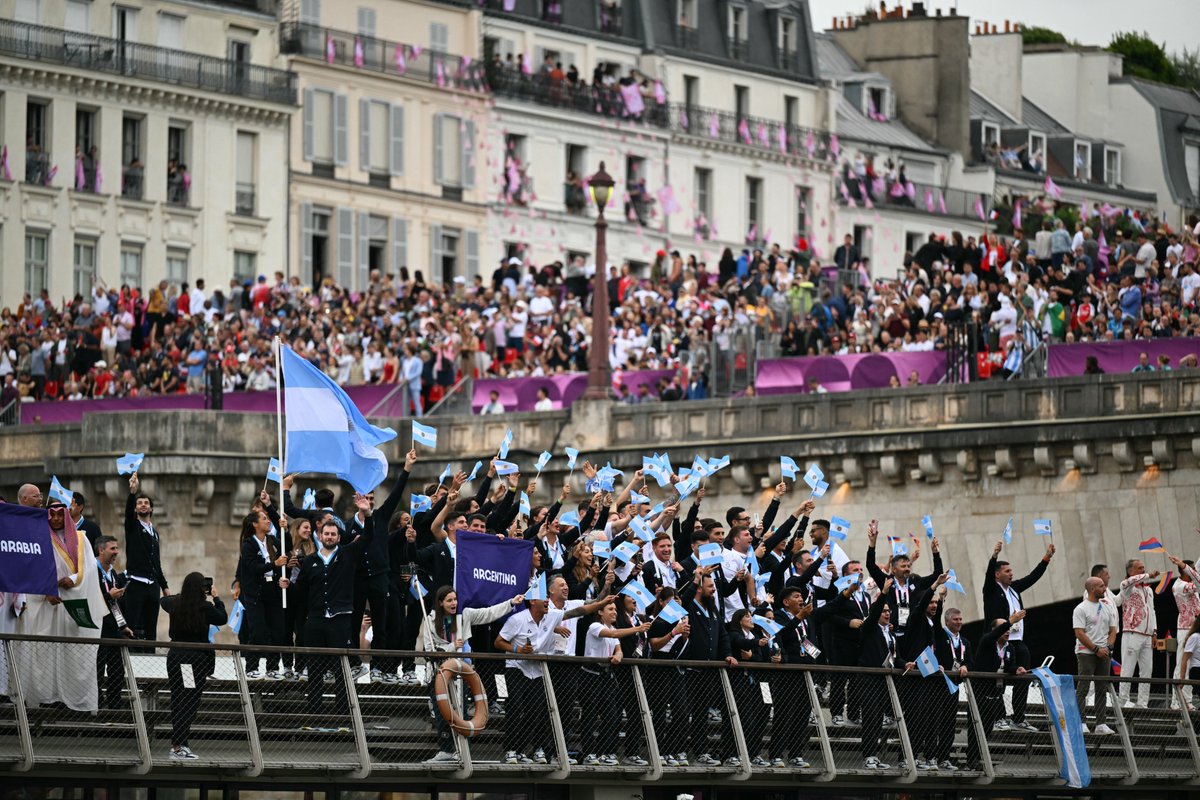 🇦🇷 ¡ASÍ INGRESÓ ARGENTINA A LA CEREMONIA DE #PARIS2024! 🇦🇷

🔥 Llevan la bandera el emblema de la Selección de Voley, Luciano De Cecco (medallista en #Tokyo2020), y Rocío Sánchez Moccia, subcampeona olímpica y mundial con #LasLeonas 

🏅 ¿Cuántas medallas ganará esta delegación?