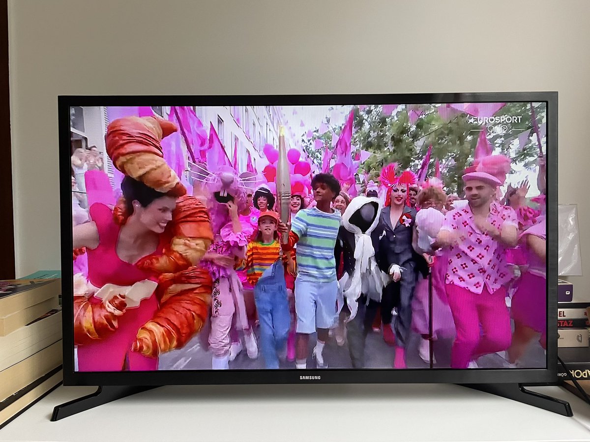 RazAkkoc's tweet image. More attention needs to be given to this croissant dress #OpeningCeremony  #Paris2024