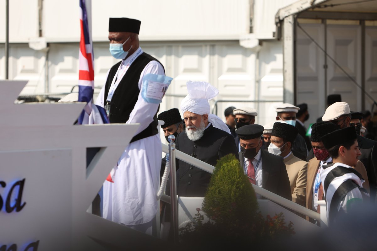JalsaUK's tweet photo. Huzoor at the flag hoisting ceremony. #JalsaUK https://t.co/npbLjOL7Hn