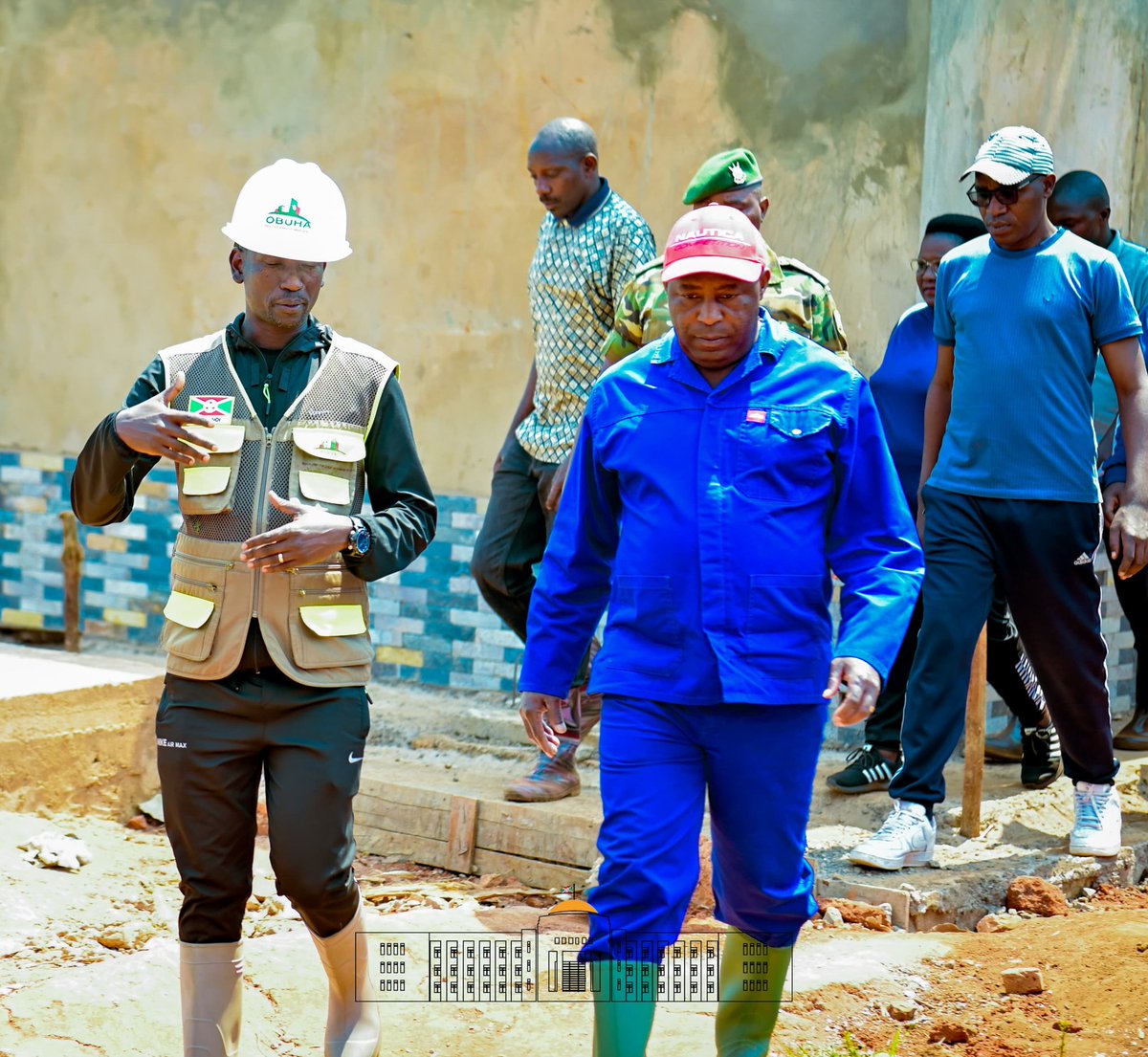 #Burundi: Visite par SE <a href="/GeneralNeva/">SE Evariste Ndayishimiye</a> d'un bloc de pédiatrie et d'un chantier du bloc de gynécologie de l'hôpital du Cinquantenaire Natwe Turashoboye de #Karusi. #OBUHA a un délai d'exécution de 24mois pour terminer les travaux. #Karusi #Inkebuzo