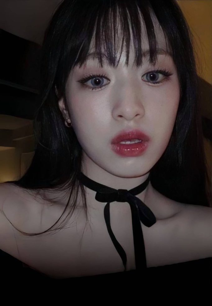 Leisurely  chic,  that’s  just  me.  Always  rockin’  the  effortless  style  like  it's  my  own  second  nature.  With  a  touch  of  class,  gotta  keepin'  it  low-key  glam  all  day,  every  day.    ⪩⪨