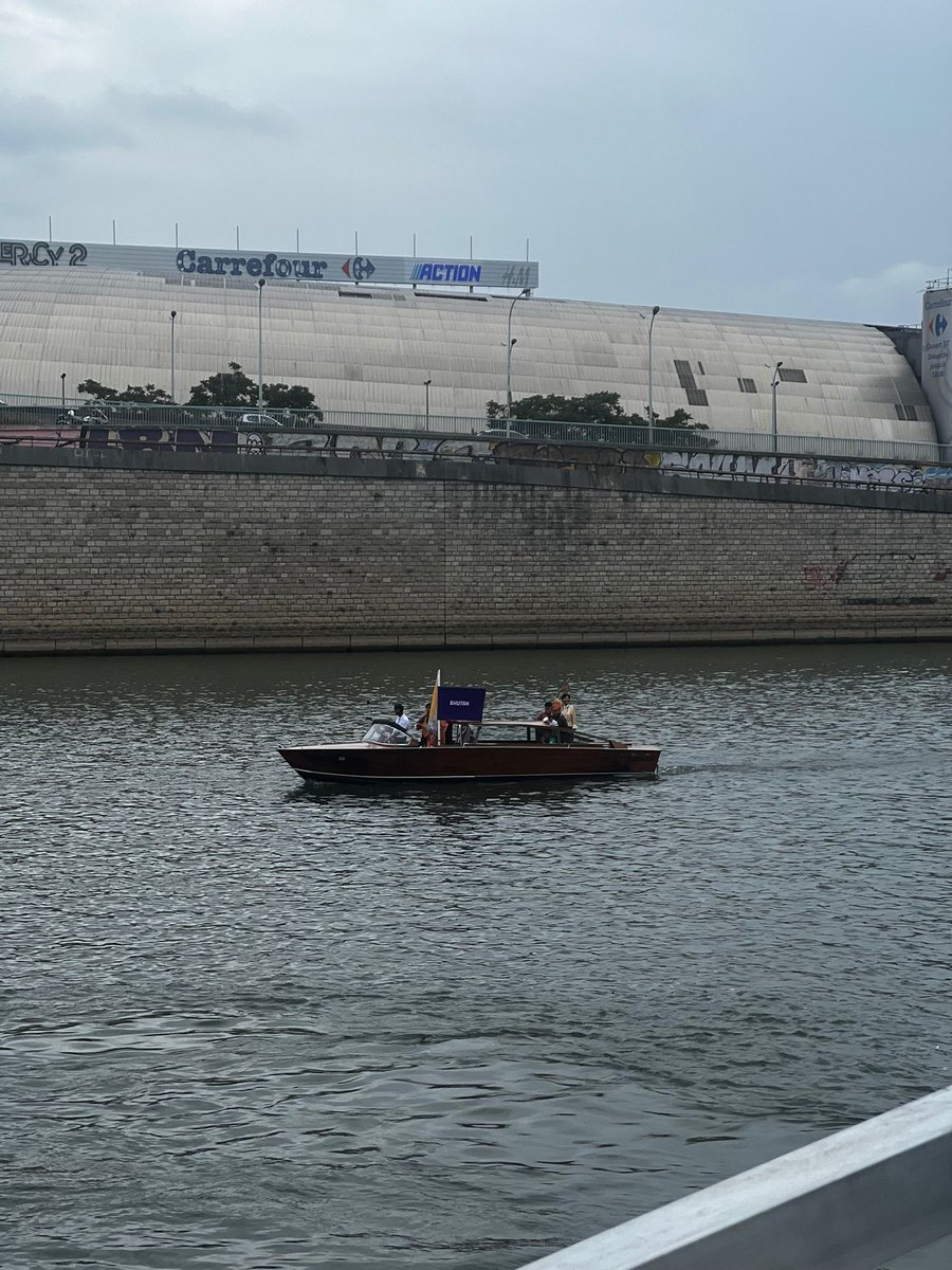 JaviHernanndez's tweet image. #CeremoniaDeApertura #SalutParisRTVE 
cuando lo pides por aliexpress / cuando te llega