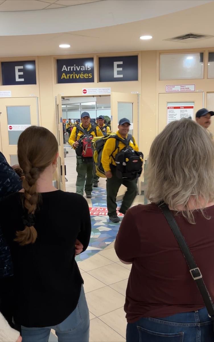 CarlosJoaquin's tweet image. Brigadas de combatientes forestales 👨🏽‍🚒 👩‍🚒 de #México llegaron a #Canadá para apoyar en el combate a los incendios que afectan a la provincia de Alberta. Nos sumamos a los aplausos que recibieron al arribar vía aérea 👏🏽👏🏽👏🏽 🇲🇽🤝 🇨🇦