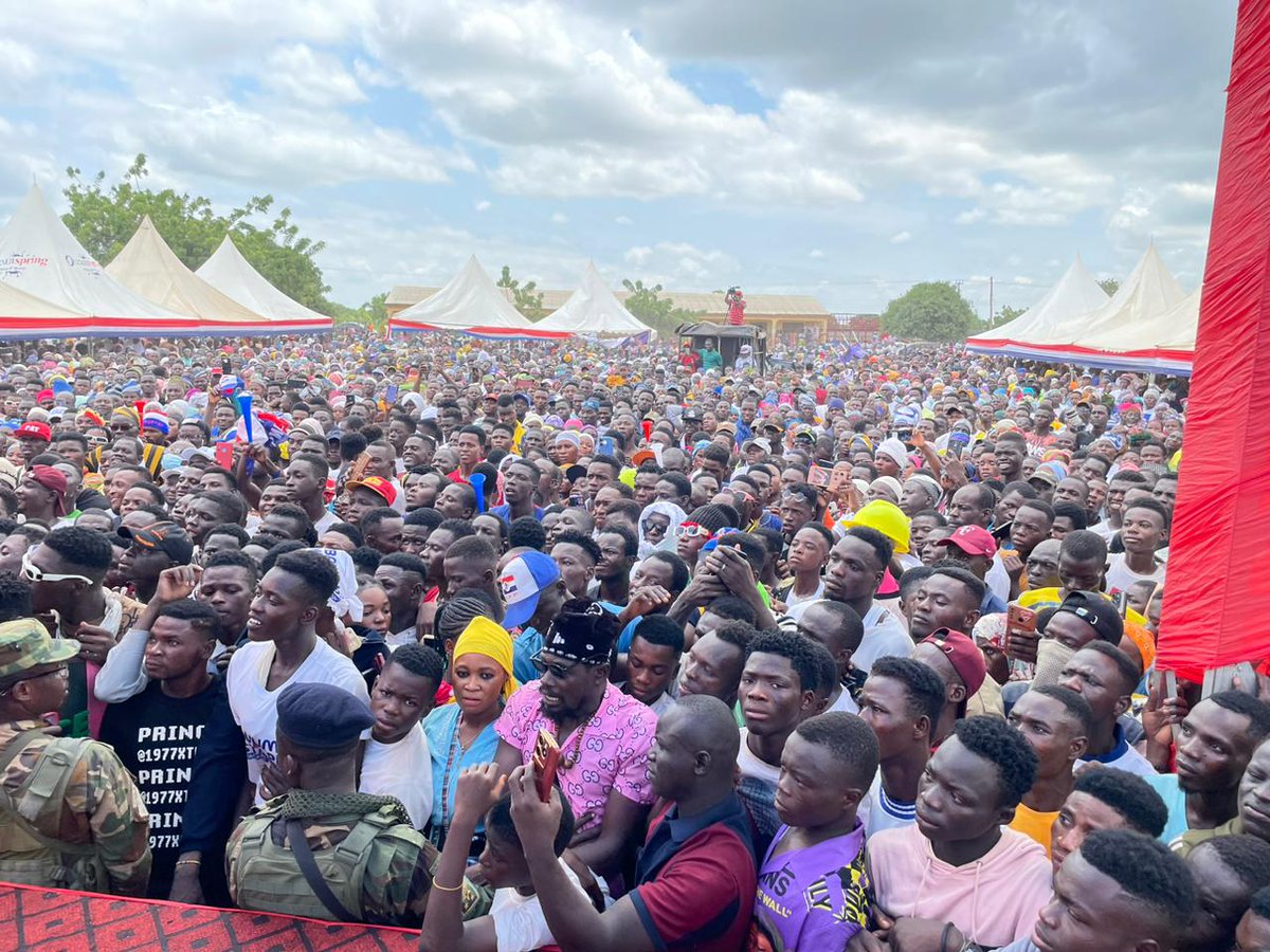 Yabaga Kubori community Connects with Dr. Bawumia. The Youth will indeed elect <a href="/MBawumia/">Dr. Mahamudu Bawumia</a> come 7th December‼️

#BawumiaForPresident
#BawumiaTours 
#ItIsPossible