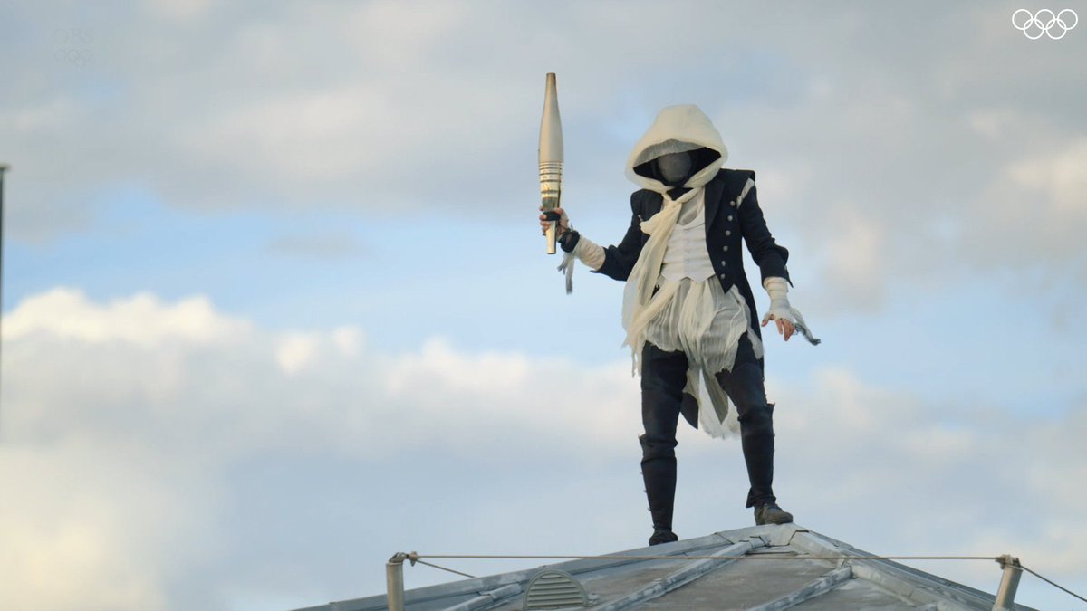 Embi41's tweet photo. Lo del enmascarado portador de la antorcha olímpica saltando por los tejados de París no para de recordarme a Assassin’s Creed Unity… #Paris2024 #OlympicGames https://t.co/AwH3IIeVFD