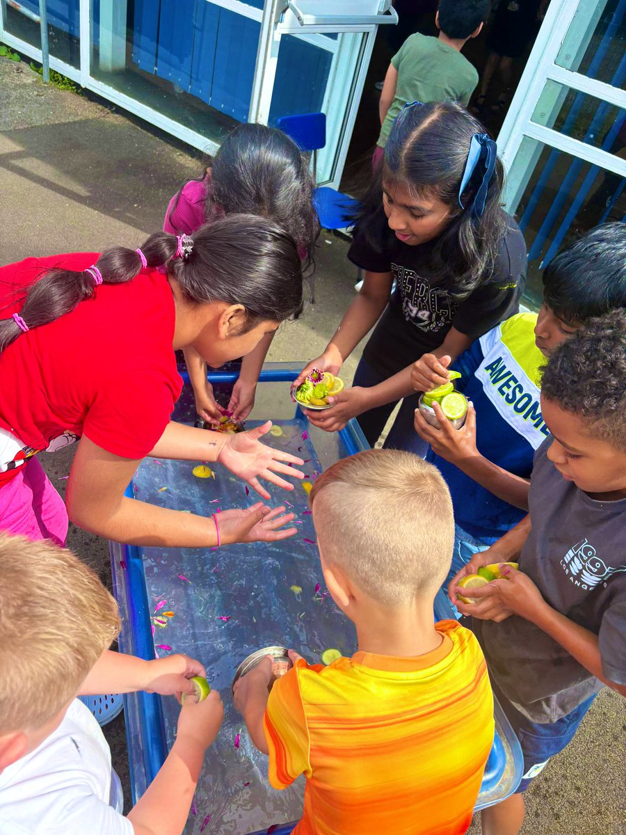 marys_rc's tweet photo. Food and Fun
Day 4
Lots of smiles all around in Food and Fun as we played with the water tray and painting table 🎨
@StAloysiusRC
@MerthyrCBC @foodandfunwales @JanineBrill #BCAcommunity #ArtsandCrafts https://t.co/afGIv5MnqV