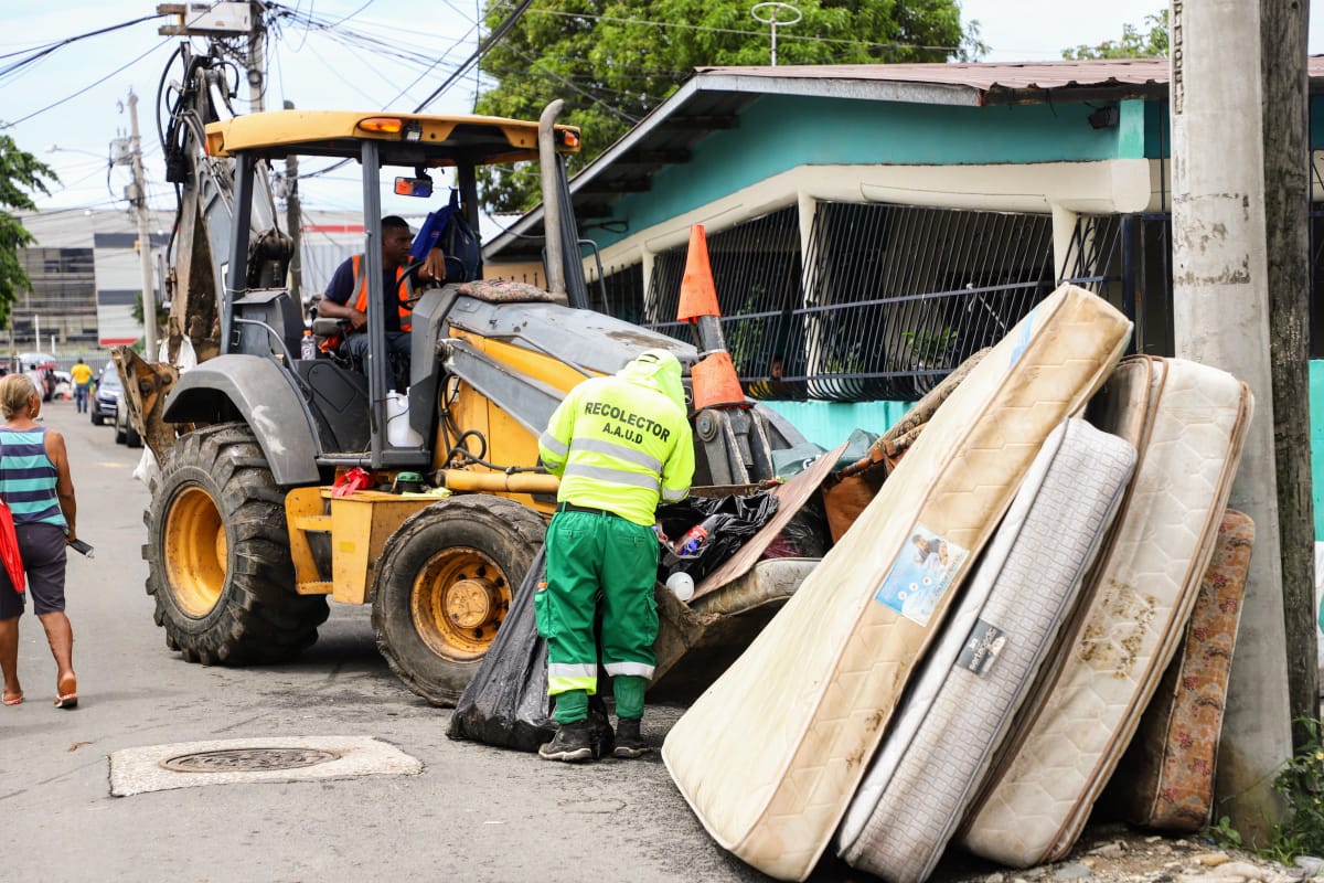 Panamaalcaldia's tweet photo. Acciones, no palabras. 

📌Desde Juan Díaz, dando respuesta a comunidades afectadas por inundaciones. https://t.co/Nxq4Px4WkR