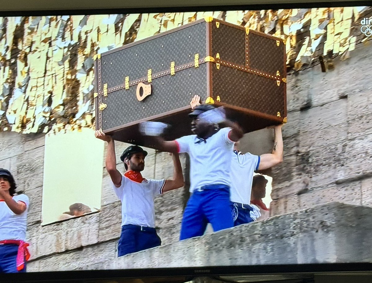 L’arrivée de Carlos Ghosn on ne l’avait pas vue venir. #ceremoniedouverture #Paris2024
