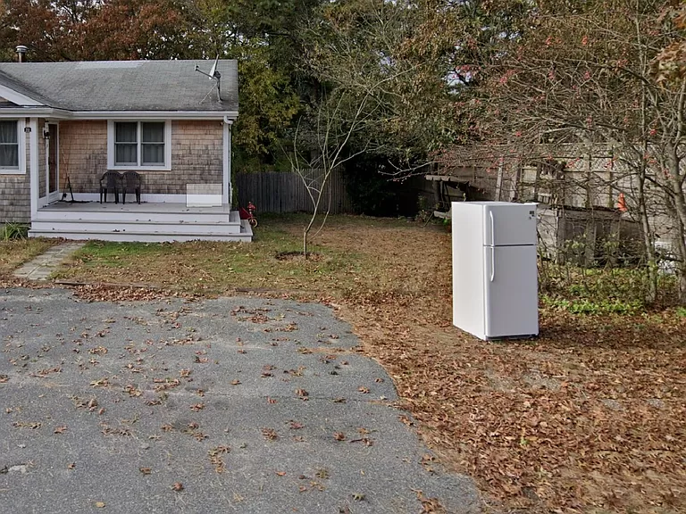 TRI_Realtor's tweet photo. “I’ll come back inside when the air fryer’s ready to apologise” https://t.co/0WxqGPUQyq https://t.co/ykaO6z8tgS