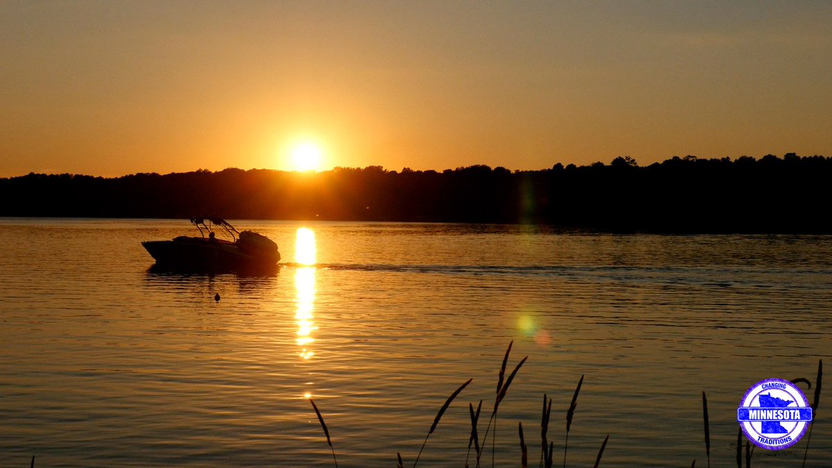 MNTraditions's tweet image. Happy Relaxation Day! Nothing says relaxation like a calm afternoon on the water. What are your favorite ways to relax?

#RelaxationDay #LakeLife #MinnesotaTraditions #MNTraditions