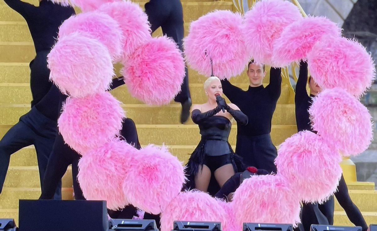 B_Abanana's tweet photo. 🌸Paris est rose🌸! #PinkIsBeautiful 💖 #ParisEstMagique✨#OpeningCeremony 💗 https://t.co/g1RUJkuy9t