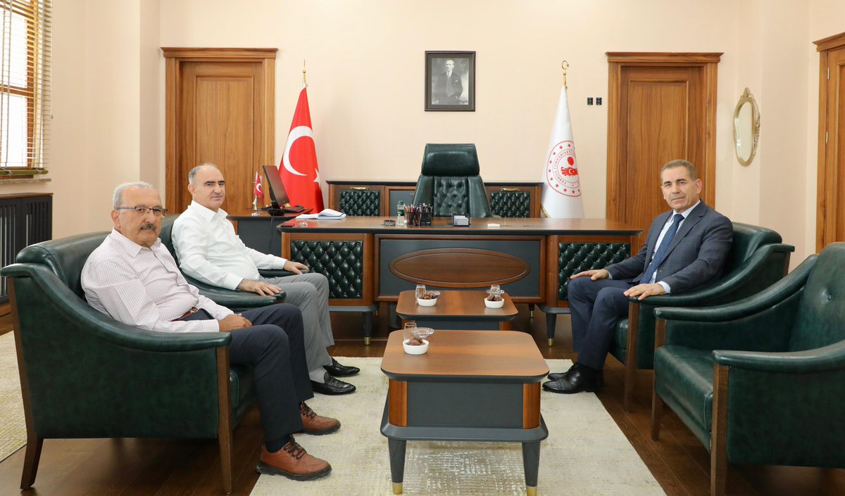 TCKonyaValiligi's tweet photo. Meram İlçemizin Kamu Hizmetleri Değerlendirildi

Vali Vahdettin Özkan, Meram Kaymakamı Dr. Bayram Yılmaz’ı ziyaret ederek; Meram İlçemizde devam eden kamu yatırımları ile ilçe halkının güven ve huzuruna yönelik yapılan çalışmaları değerlendirdi. https://t.co/3HwuSoSbEx