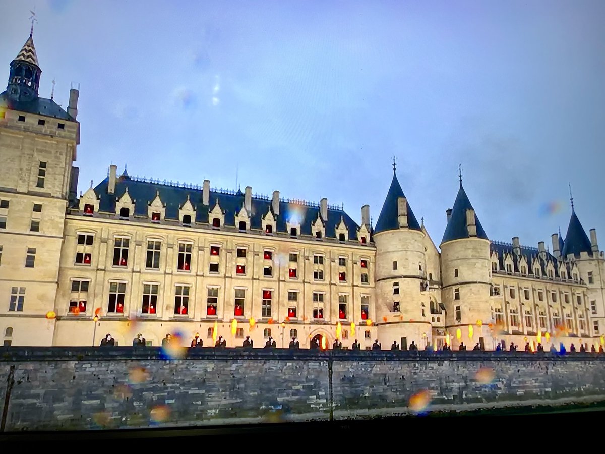 « Ah ça ira ça ira ça ira les aristocrates à la lanterne, les aristocrates on les pendra » pour symboliser le vocable Liberté.
Honte à ce scénariste de merde gorgé d’argent public !