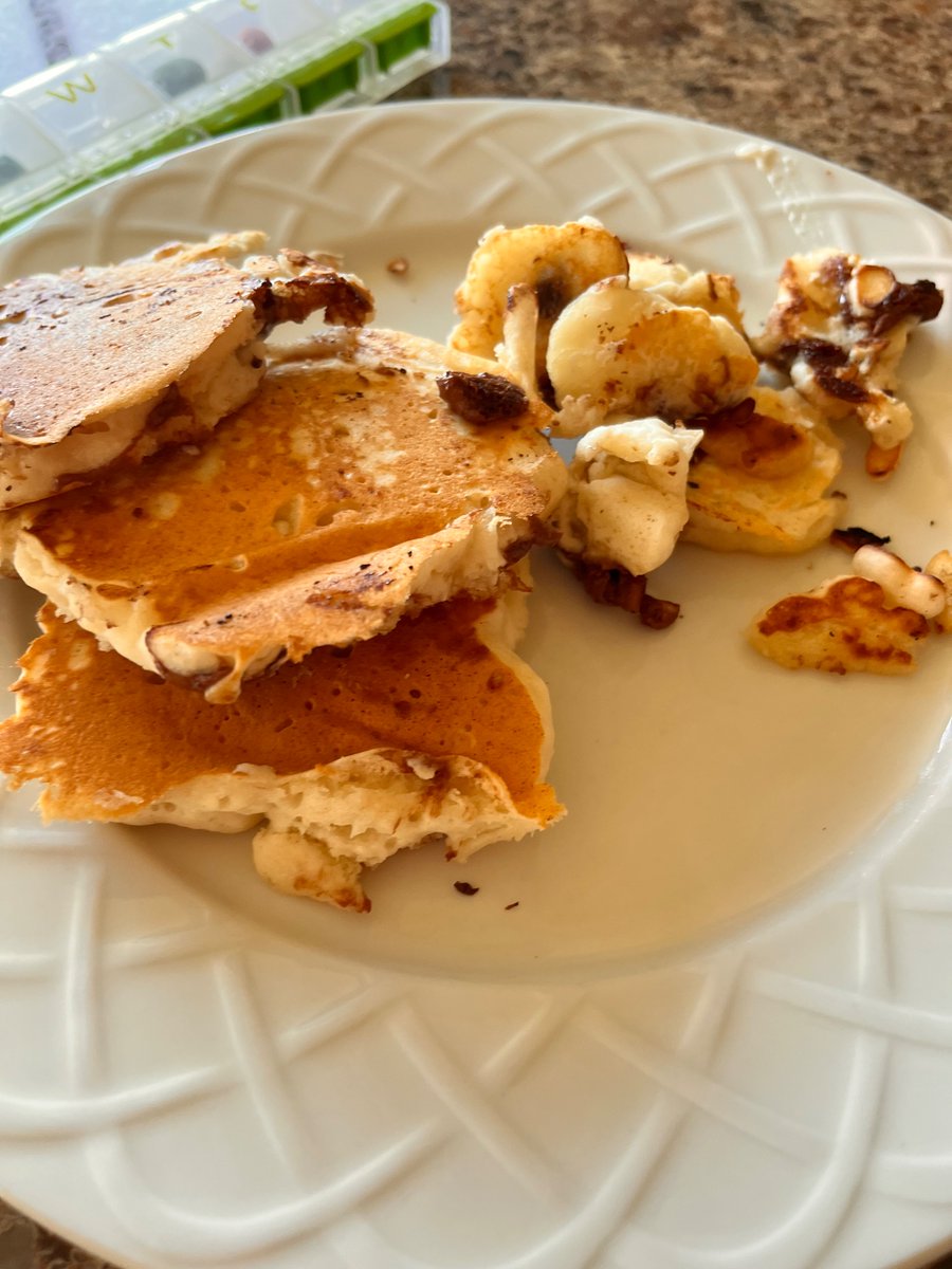 GameboyNuni's tweet photo. Pancakes gone wrong 💀🙏 https://t.co/8iaB0HZblw