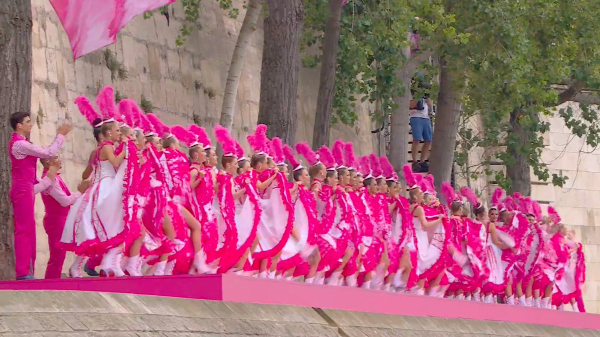 juegosolimpicos's tweet photo. ¡MOULIN ROUGE en la #CeremoniaDeApertura! 💃 

80 artistas del Moulin Rouge interpretaron su baile emblemático, que se remonta a la década de 1820.  

Sus trajes rosas fueron diseñados específicamente para la Ceremonia. 🤍

#Paris2024 #JuegosOlímpicos https://t.co/YFKYrhVHnt