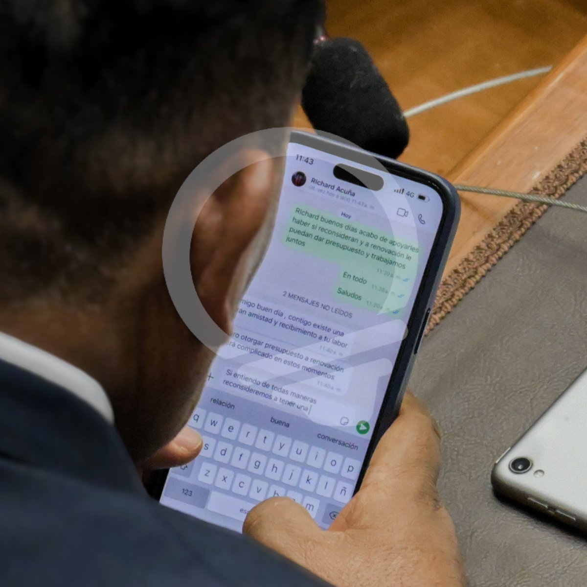 elfoco_pe's tweet photo. #LOÚLTIMO | En chat captado por EL FOCO el congresista Esdras Medina (Renovación Popular) le cuenta a Richard Acuña que hoy votó a favor de Eduardo Salhuana (APP) y le pide que considere entregar a su bancada la comisión de Presupuesto para "trabajar juntos".

📸 @MiguelVsquezVi1 https://t.co/PC3ufIE6au