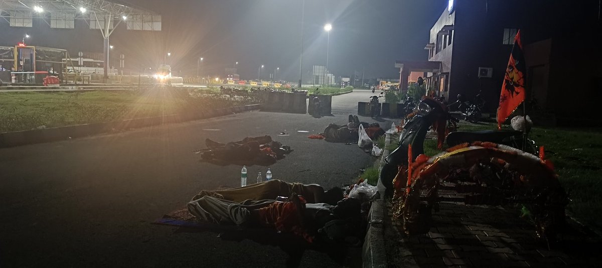 GAYNIBABA1986's tweet photo. @CMOfficeUP ;@DMMoradabad 
Hi , CM sir , Ye haal hai Kavar yatra ka. Sare din ke baad aise Sona pad raha hai , Even till members refused to enter in their premises https://t.co/9saRgDUG99