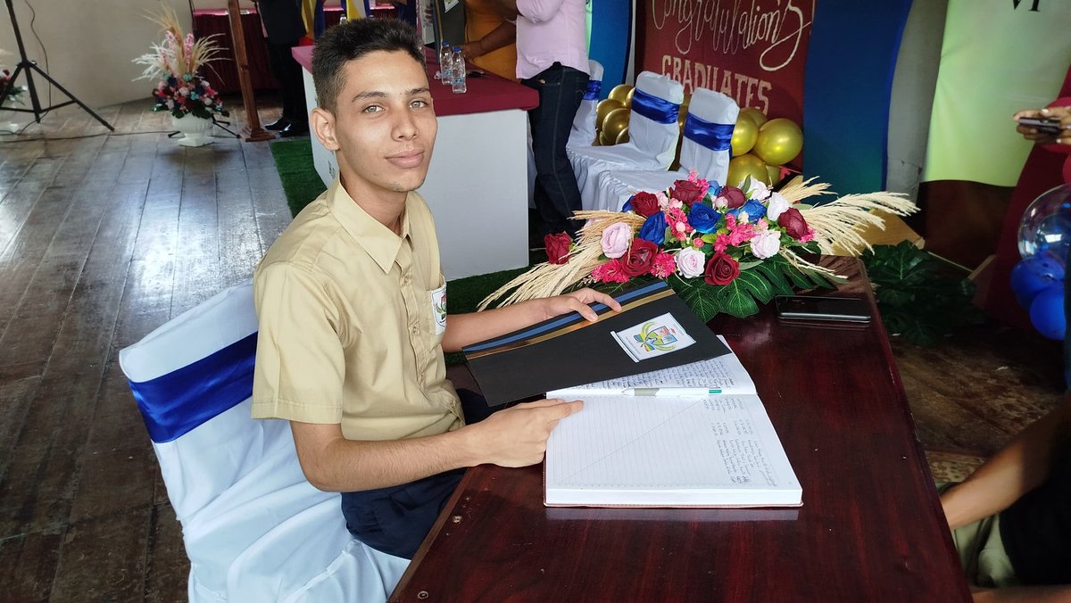 EducacionNvaE's tweet photo. ¡Con esfuerzo y perseverancia alcanzamos las metas!

Escuela Técnica Comercial "Gran Mariscal de Ayacucho" egresa nuevos bachilleres. 
Aplaudimos este logro académico y los invitamos a seguir formándose, para construir juntos la Venezuela próspera.

@MPPEDUCACION
@_LaAvanzadora https://t.co/OzC7tY5tQU