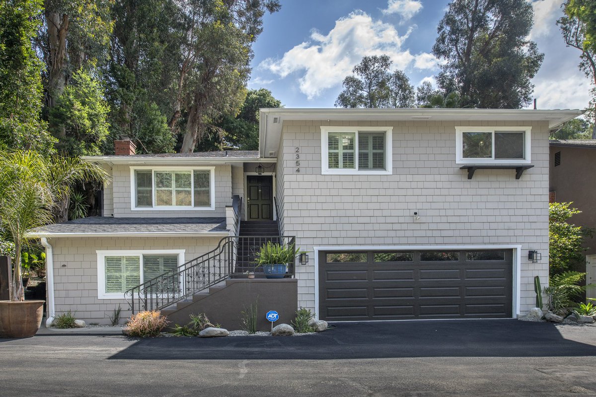 RogerPerryLA's tweet image. 2354 Laurel Canyon Blvd

NOW $1,699,000! 

4 Bed • 3 Bath • 2,339 sqft • 7,018 sqft lot

Nestled between the Houdini Estate and the Barrymore Estate, is this fabulous, updated 4 bedrooms + 3 bath Two homes in one in the Hollywood Hills!