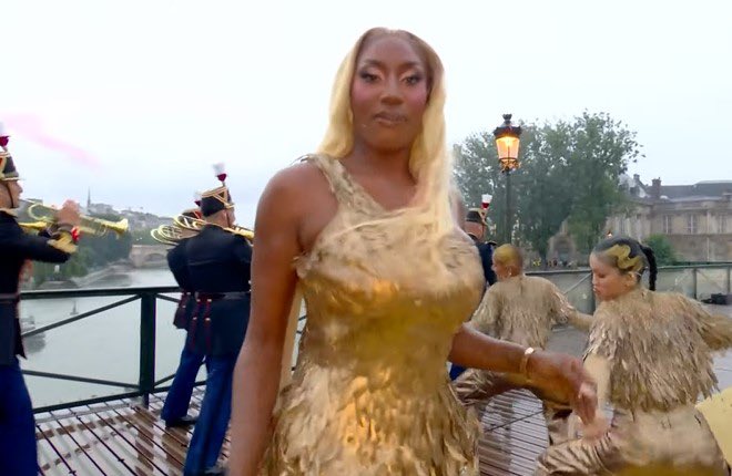 MarIaSinger's tweet image. Tengo mas flojera que esta cantante bailando.